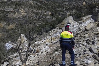 Un gran desprendimiento ha atrapado un vehículo