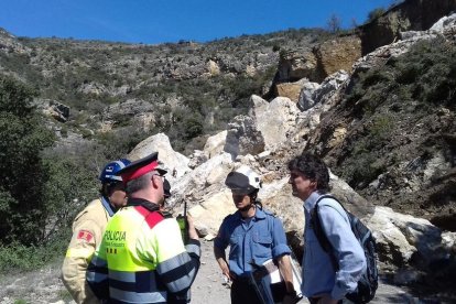 Un gran desprendimiento ha atrapado un vehículo