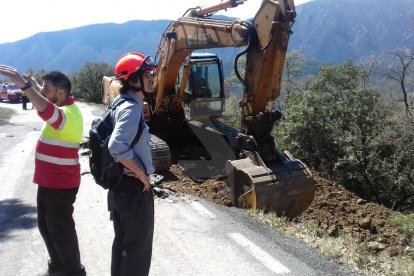 Un gran desprendimiento ha atrapado un vehículo