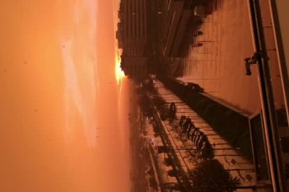 VÍDEO. La pluja dibuixa un cel taronja a Lleida