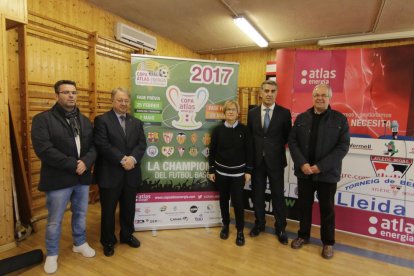 Autoritats, patrocinador i els presidents de l’AEM i Atlètic Segre ahir durant la presentació.