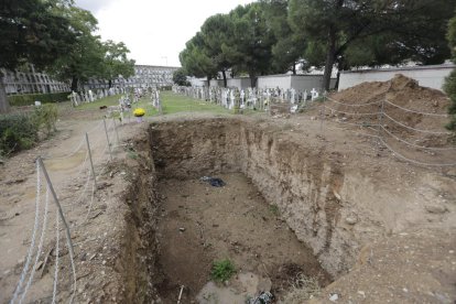 Desenes de persones compraven flors dimarts al cementiri de Lleida.