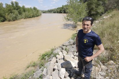 El alguacil de La Granja d’Escarp en la zona de picnic cerca de la confluencia del río Cinca con el Segre, donde el agua cortó los accesos.