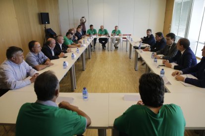 El ministro de Agricultura, Luis Planas, visitó también el salón dedicado a la fruta dulce Eurofruit.