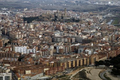 Vista aèria de part de la ciutat de Lleida, amb la Seu Vella al fons.
