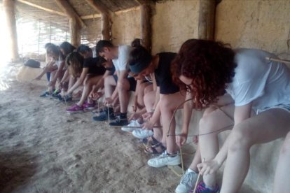 El grupo de adolescentes de la Noguera y del Alt Empordà en las calles de Penelles donde inició su visita por la comarca.