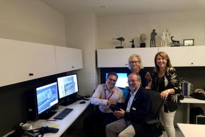 La delegació lleidatana, a The Cloisters vora les tombes del comte Àlvar I i la seua esposa Cecília de Foix.