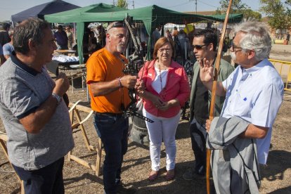 Las exhibiciones ecuestres y de cetrería hicieron las delicias del público en el camping municipal.
