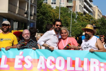 Lleida  -  La manifestación convocada por Colors de Ponent y apoyada por otras entidades de Lleida recorrió ayer el Eix Comercial hasta llegar a la plaza Panera para reivindicar los derechos del colectivo LGTBIQ y clamar por la igualdad. La march ...
