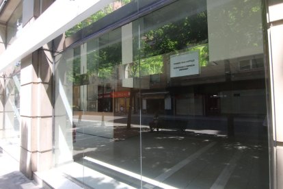 L’aparador d’un local buit del carrer Pere de Cabrera, ahir ple de cartells.