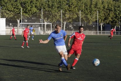 Pau Sánchez protegeix la pilota davant de la pressió d’un jugador del Vista Alegre.
