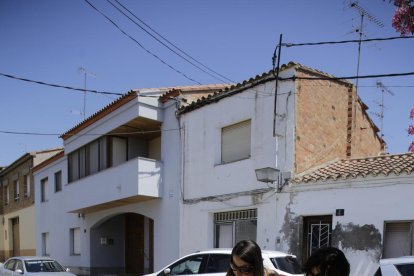 La pedanía se despertó ayer con pancartas reivindicativas para encontrar una solución.