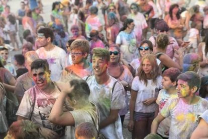Desenes de nens al concert de la cantant i pedagoga Dàmaris Gelabert.