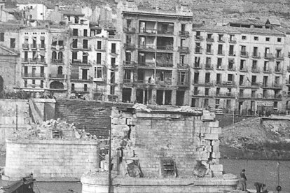 El pont Vell va ser volat pels republicans a la retirada.