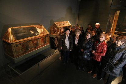 Visitants dimarts al Museu de Lleida davant les caixes sepulcrals de Sixena, tres de les obres en litigi.