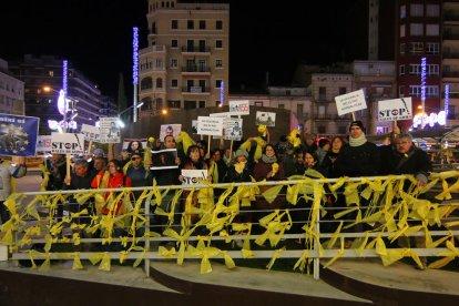Desenes de llaços grocs decoren la plaça Ricard Viñes.