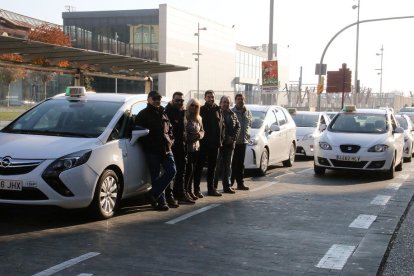 Taxistas ayer durante el paro entre las diez y las once de la mañana.