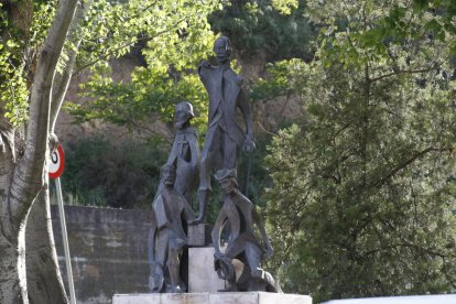Un operario retira con un camión grúa la estatua, que fue llevada a un almacén y será restaurada.