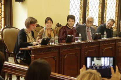 Els diputats de CiU, PSC i UA a l’hora d’emetre els vots favorables als pressupostos del 2017.