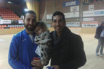 Carlos Trilla controla la bola, davant de la pressió d’un rival, en una acció del partit d’ahir.