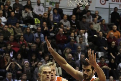 Alfons Alzamora, defendido por Mikolic.