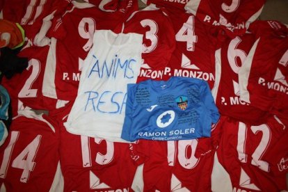 Jugadors d’un equip benjamí del Lleida amb un missatge d’ànim per a Marc Resa.