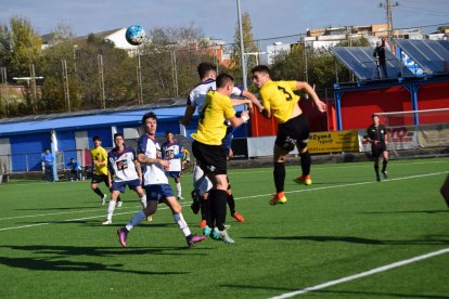 Los jugadores del Lleida B y su técnico Gerard Albadalejo posan con una foto de Marc Resa, al que dedicaron el triunfo.