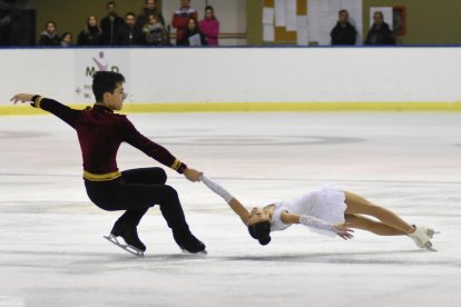 Javier Fernández, doble campeón mundial, durante una de sus piruetas en el Palai de Gèu.