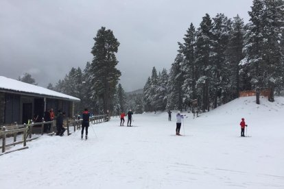 Esquiadores en las pistas de Baqueira-Beret en el telesilla Jorge Jordana, el único que abrió ayer.