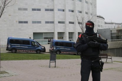 El banc dels acusats ocupava ahir quatre files de l’Audiència Provincial de Lleida, en les quals es van asseure 22 homes i una dona.