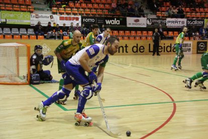 Darío Giménez, envoltat de rivals, va ser un malson per a la defensa del Vilafranca, que va rebre tres gols de l’argentí.