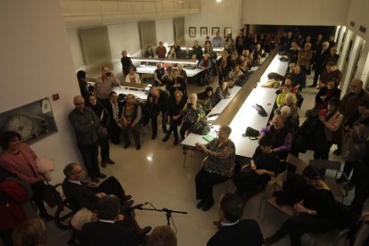 Lluís Virgili, amb el seu fill, l’alcalde Ros i la regidora Parra, en el moment de descobrir el bust.