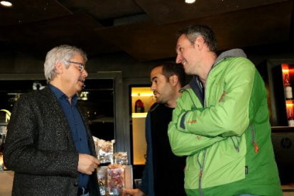 L’alcalde de Sort, Raimon Monterde, es va atansar a l’administració La Bruixa d’Or per felicitar el propietari, Xavier Gabriel.