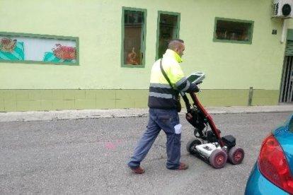 Un operari inspeccionat la ubicació i l’estat de les canonades, al passatge Santa Isabel.