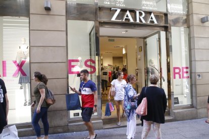 Clients de l’establiment Zara, a l’Eix Comercial, ahir després d’efectuar les compres.