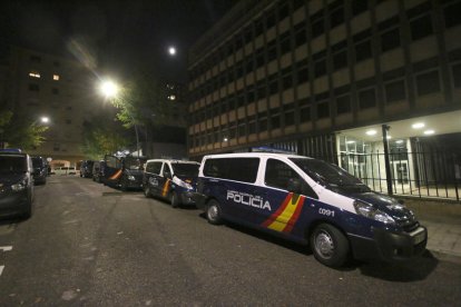L’institut Josep Lladonosa de Lleida, on desenes de veïns van sopar i es disposaven a passar la nit.