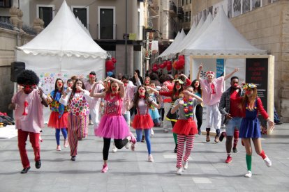 Alumnes de l’institut Ronda, durant una de les actuacions d’animació que van fer a la fira.