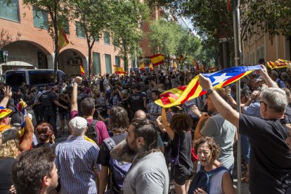 Los miembros de JxSí y la CUP ayer registrando la ley que da cobertura al referéndum del 1-O