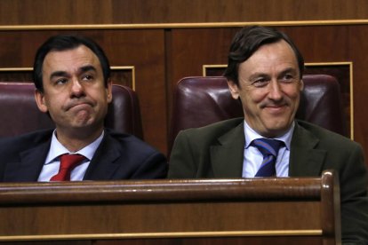 Els ministres De Guindos, Méndez de Vigo i Montoro, ahir amb la vicepresidenta Santamaría.