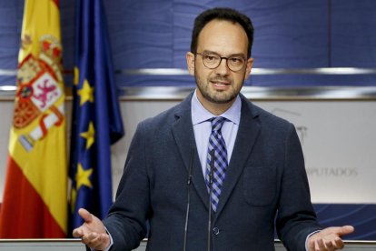 Els ministres De Guindos, Méndez de Vigo i Montoro, ahir amb la vicepresidenta Santamaría.