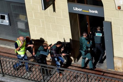 Els agents de la Guàrdia Civil detenen el segon assaltant poc després de produir-se el tiroteig.