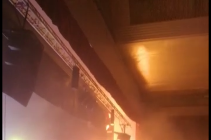 Estado en que quedó el escenario del pabellón.