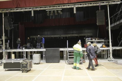 El alcalde, Enric Mir, y la teniente de alcalde, Núria Palau, ayer por la tarde en el escenario afectado.