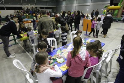 El alcalde, Enric Mir, y la teniente de alcalde, Núria Palau, ayer por la tarde en el escenario afectado.
