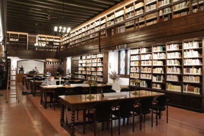 La biblioteca de l'IEI reobre després de tres anys d'obres