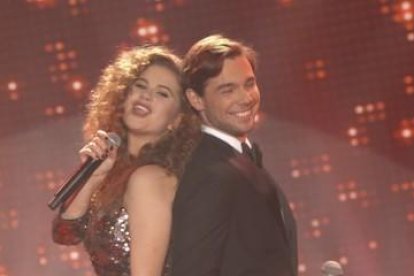 Cristina Pedroche, a l’esquerra, i els actors de ‘Merlí’.