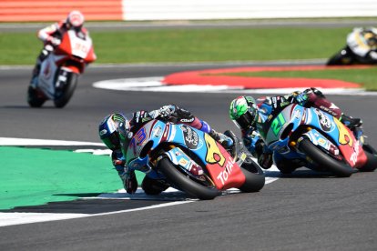 Marc Màrquez rueda por detrás de Valentino Rossi durante la carrera.