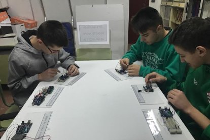 Alumnos del Parc del Saladar en el rincón de las tablets en inglés.