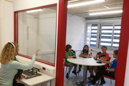 Alumnos del Parc del Saladar en el rincón de las tablets en inglés.