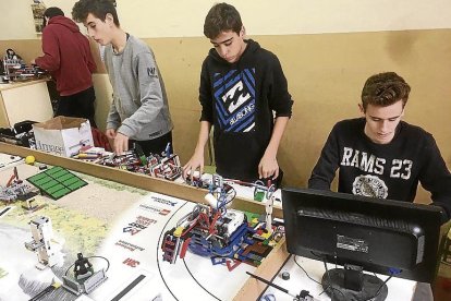 Alumnos del Parc del Saladar en el rincón de las tablets en inglés.